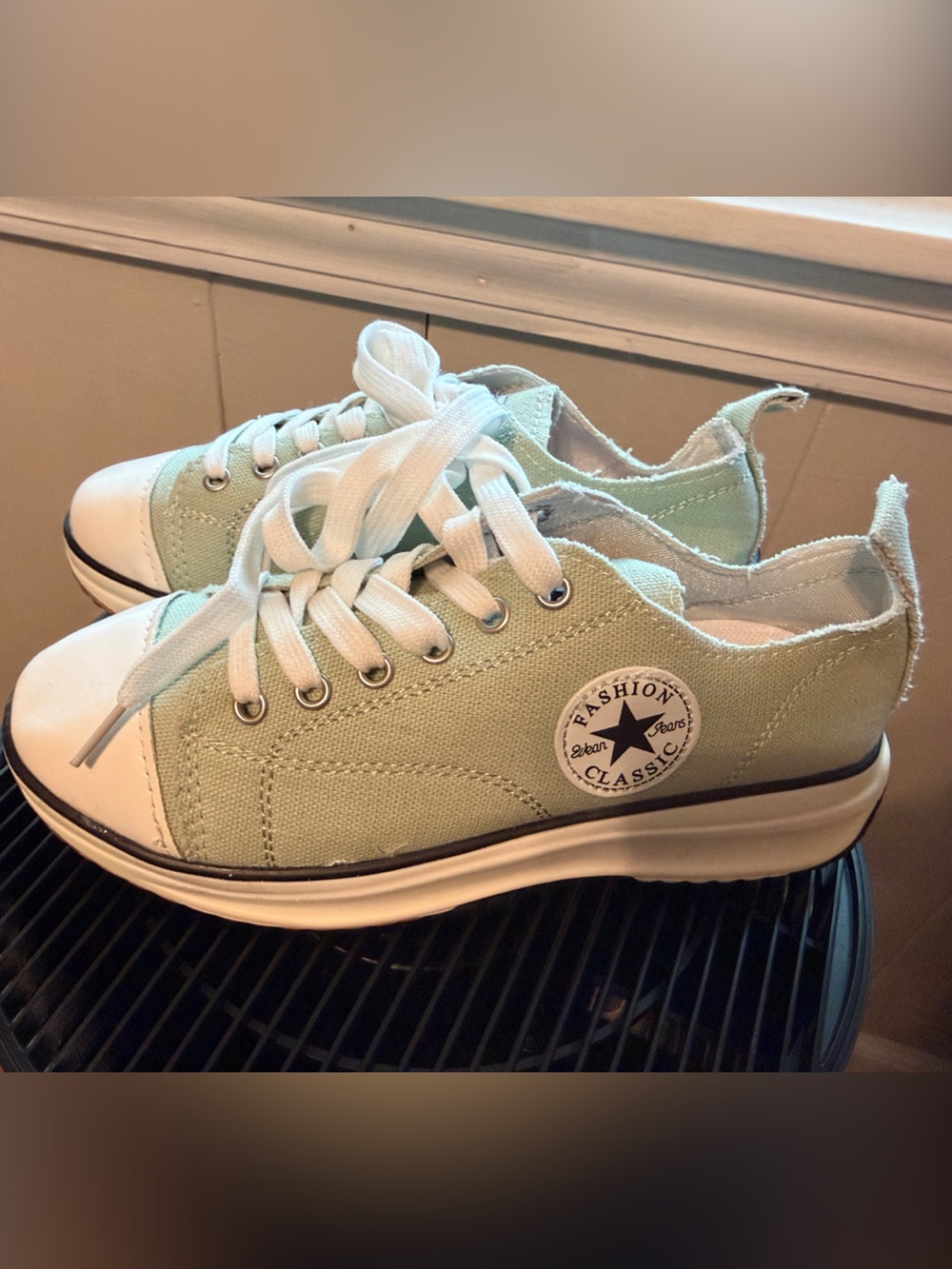 Lightweight tennis shoes with padded inserts NEW size 6